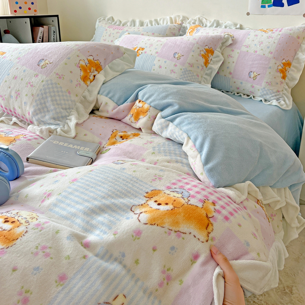 91家纺网 家纺一手货源 找家纺 眷恋家纺 2025新款秋冬新品牛奶绒花边四件套 花园狗