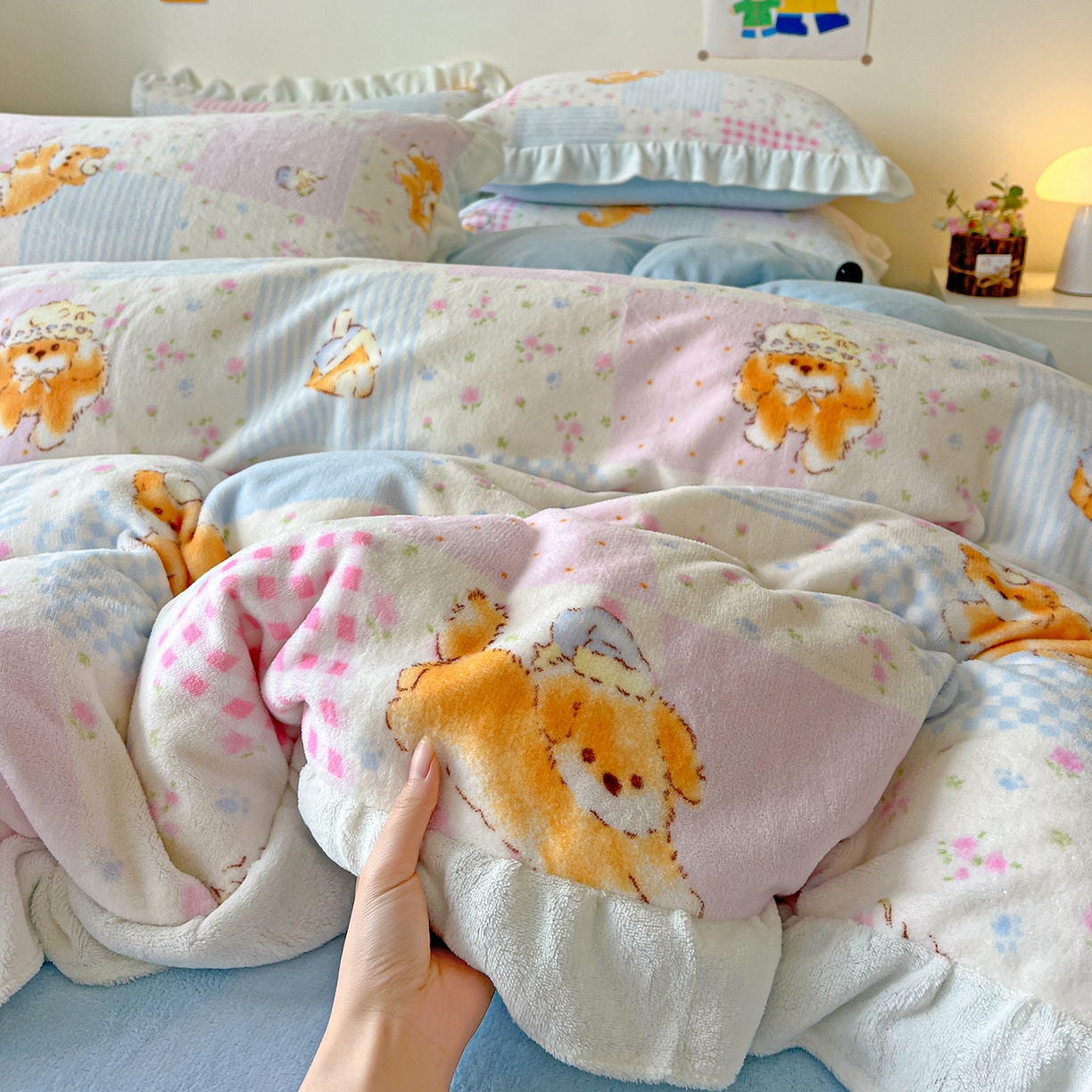 91家纺网 家纺一手货源 找家纺 眷恋家纺 2025新款秋冬新品牛奶绒花边四件套 花园狗