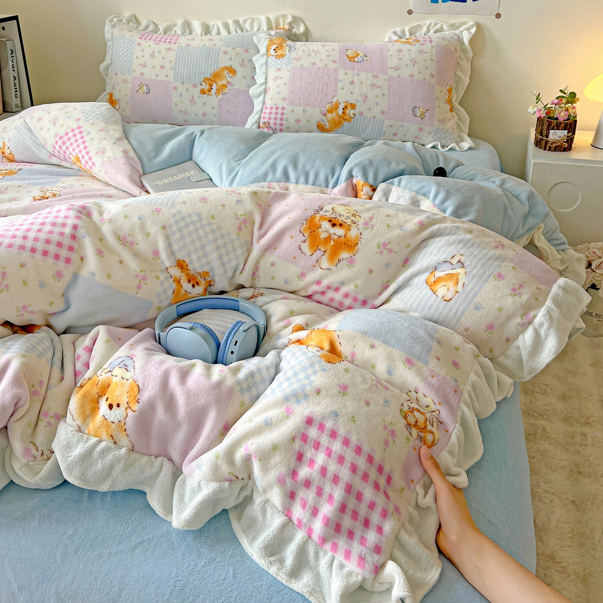 91家纺网 家纺一手货源 找家纺 眷恋家纺 2025新款秋冬新品牛奶绒花边四件套 花园狗