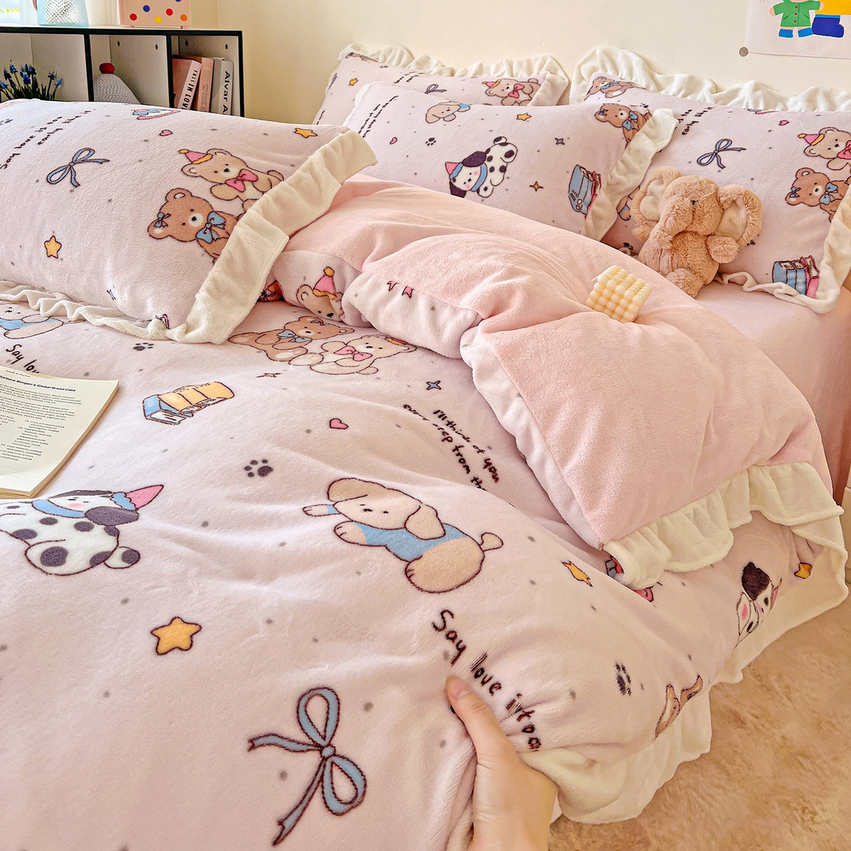 91家纺网 家纺一手货源 找家纺 眷恋家纺 2025新款秋冬新品牛奶绒花边四件套 快乐伙伴