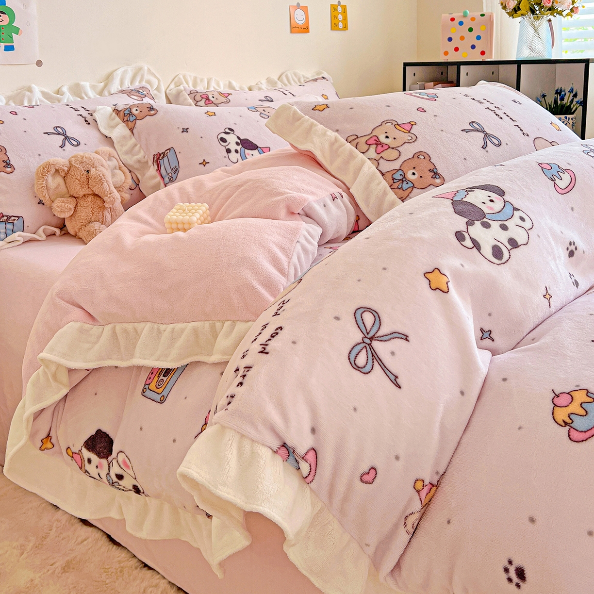 91家纺网 家纺一手货源 找家纺 眷恋家纺 2025新款秋冬新品牛奶绒花边四件套 快乐伙伴