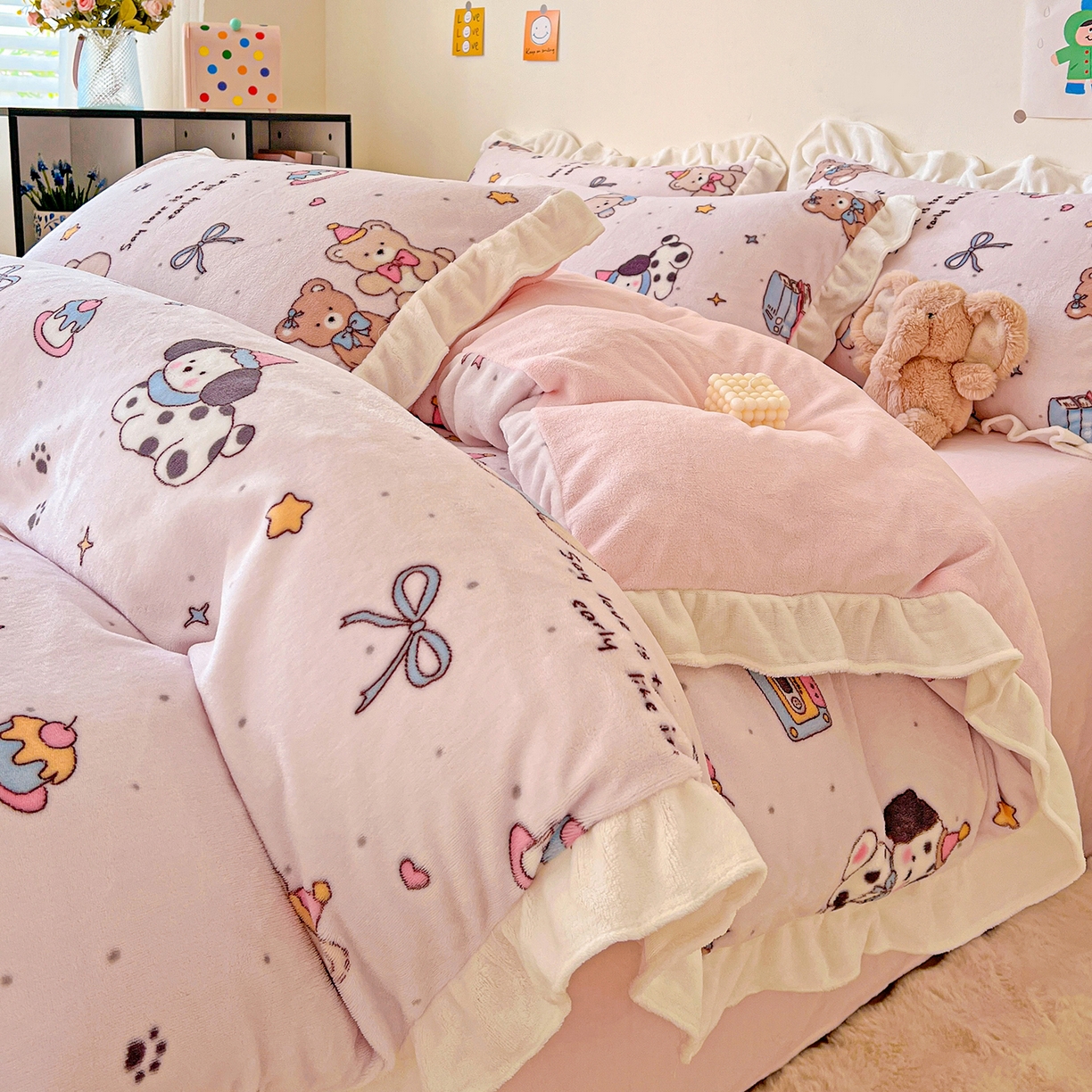 91家纺网 家纺一手货源 找家纺 眷恋家纺 2025新款秋冬新品牛奶绒花边四件套 快乐伙伴