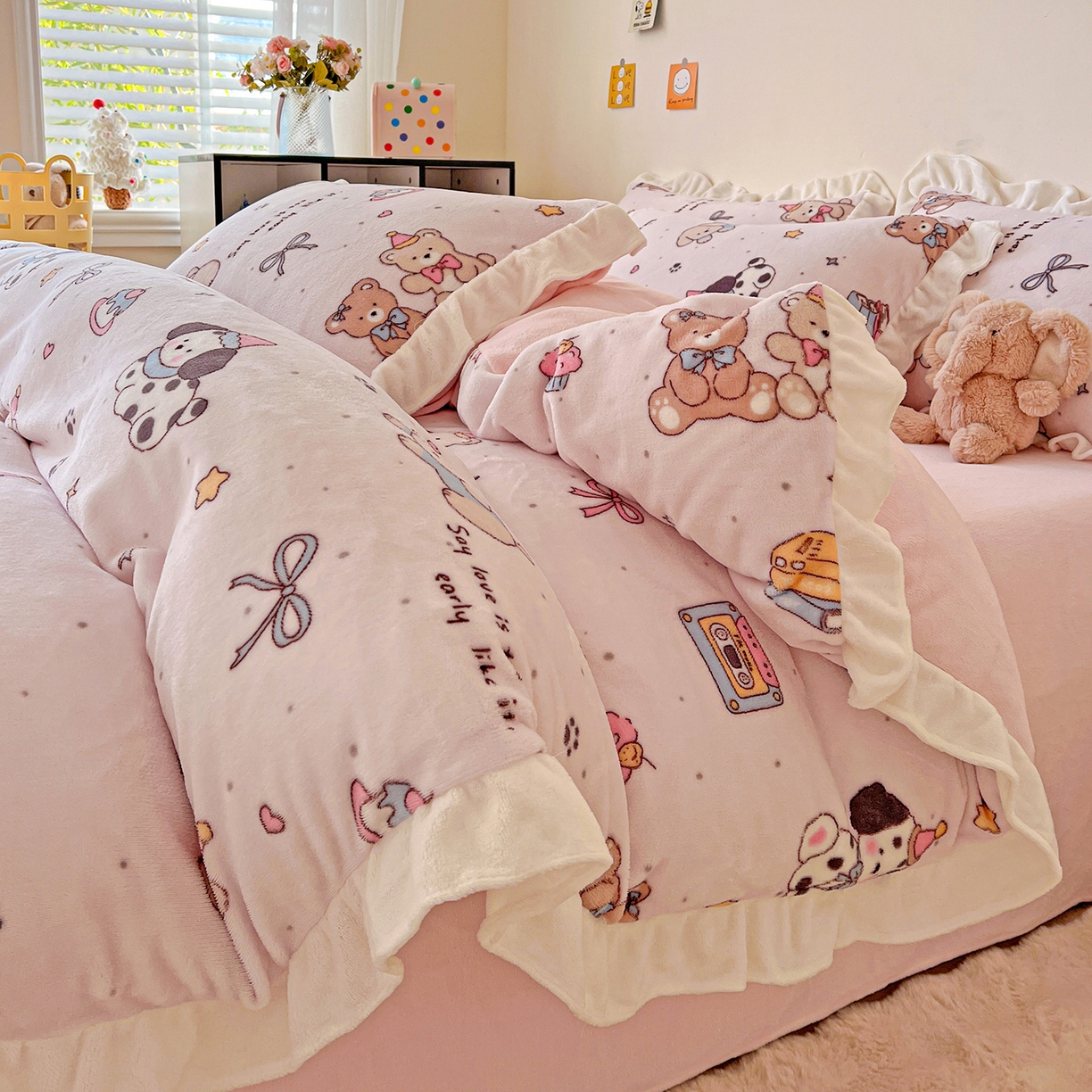 91家纺网 家纺一手货源 找家纺 眷恋家纺 2025新款秋冬新品牛奶绒花边四件套 快乐伙伴