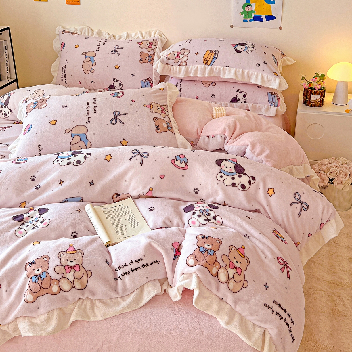 91家纺网 家纺一手货源 找家纺 眷恋家纺 2025新款秋冬新品牛奶绒花边四件套 快乐伙伴