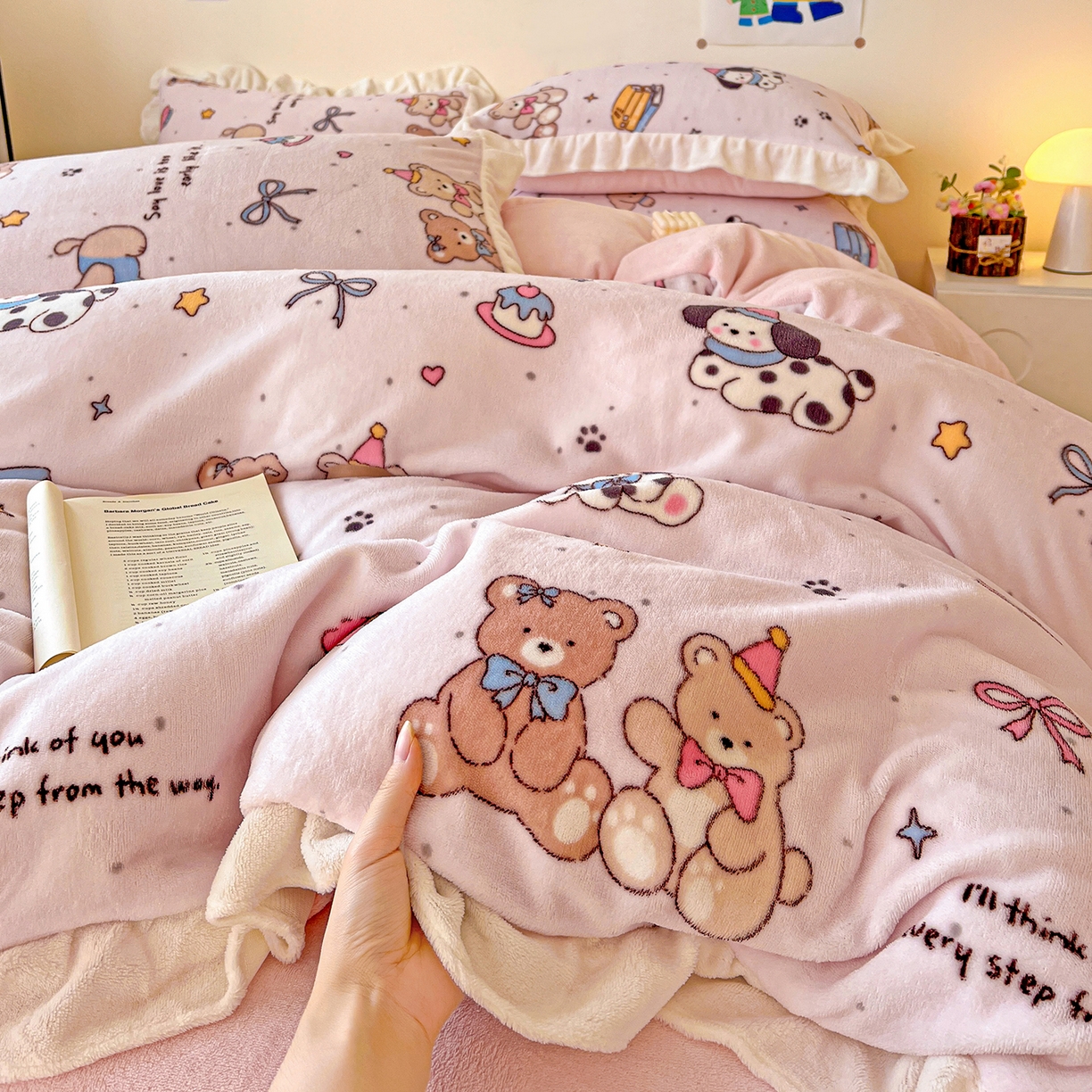 91家纺网 家纺一手货源 找家纺 眷恋家纺 2025新款秋冬新品牛奶绒花边四件套 快乐伙伴