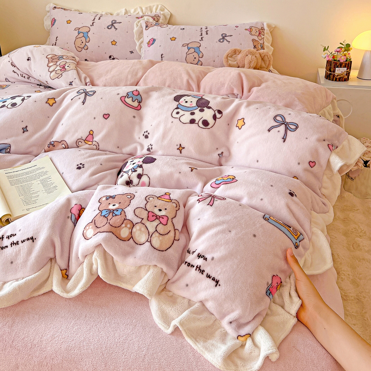 91家纺网 家纺一手货源 找家纺 眷恋家纺 2025新款秋冬新品牛奶绒花边四件套 快乐伙伴