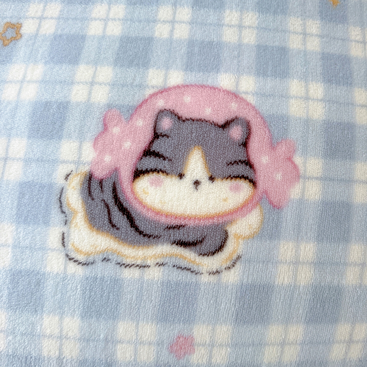 91家纺网 家纺一手货源 找家纺 眷恋家纺 2025新款秋冬新品牛奶绒花边四件套 蓝格猫咪