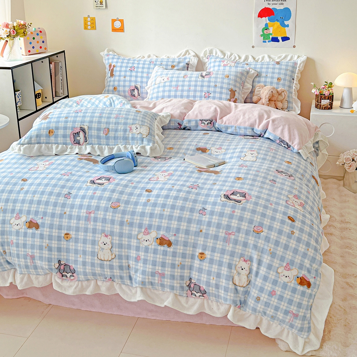 91家纺网 家纺一手货源 找家纺 眷恋家纺 2025新款秋冬新品牛奶绒花边四件套 蓝格猫咪