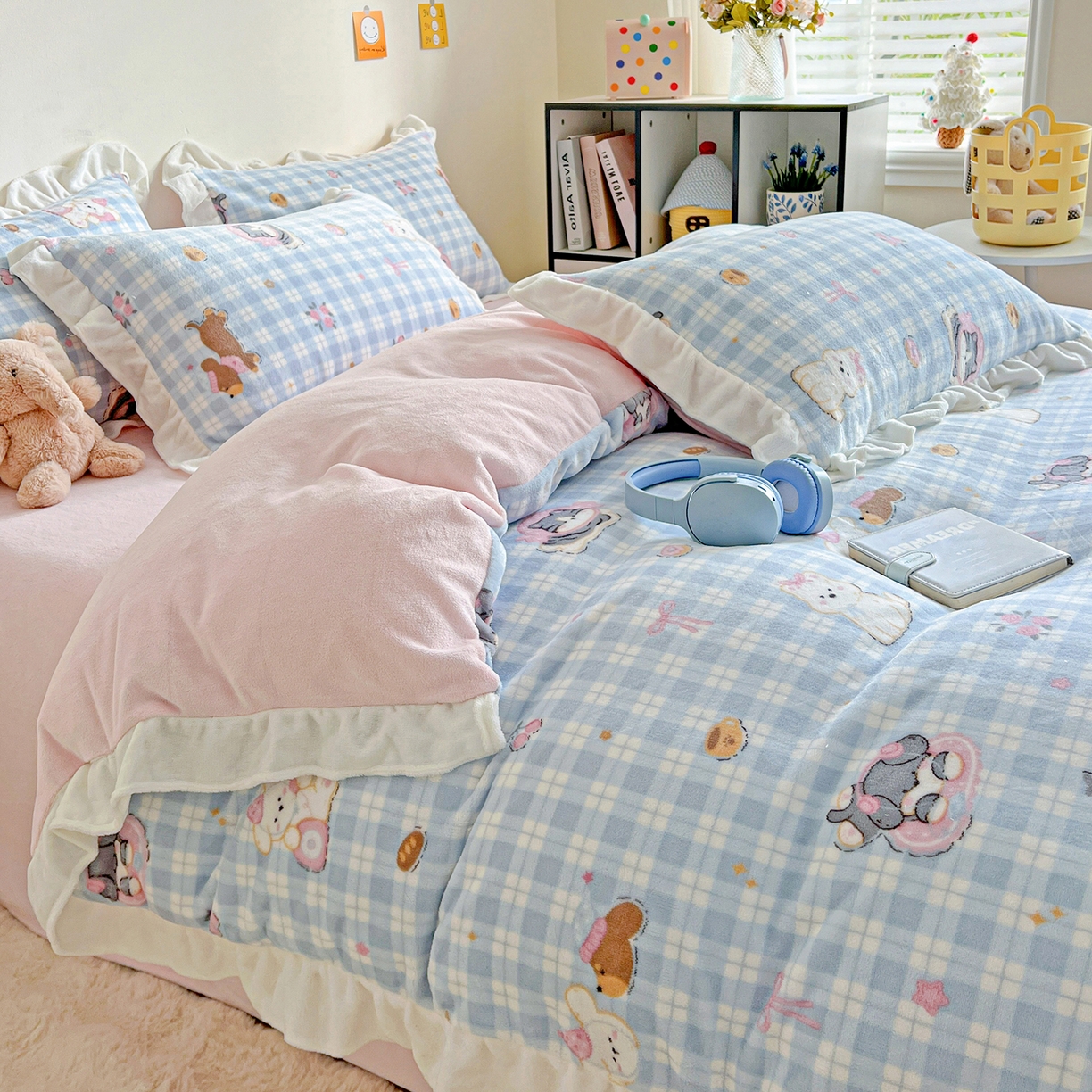 91家纺网 家纺一手货源 找家纺 眷恋家纺 2025新款秋冬新品牛奶绒花边四件套 蓝格猫咪