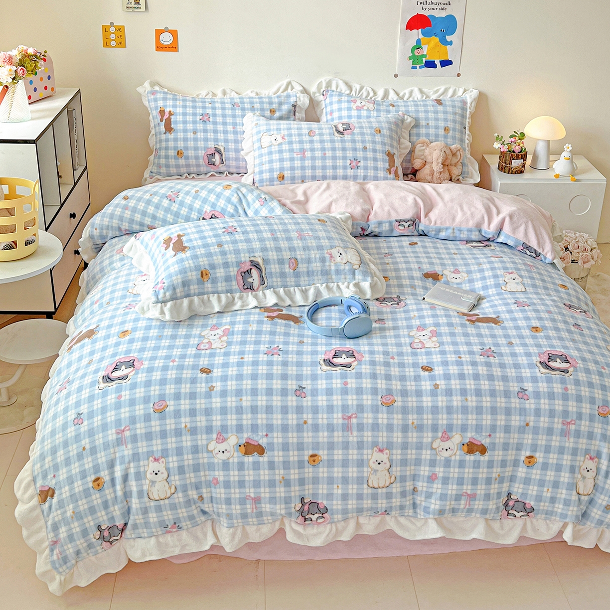 91家纺网 家纺一手货源 找家纺 眷恋家纺 2025新款秋冬新品牛奶绒花边四件套 蓝格猫咪