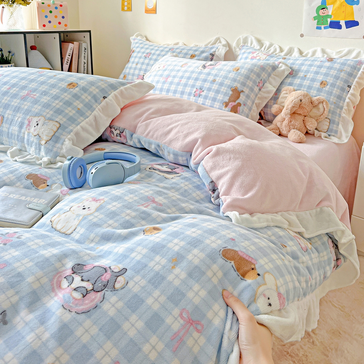 91家纺网 家纺一手货源 找家纺 眷恋家纺 2025新款秋冬新品牛奶绒花边四件套 蓝格猫咪