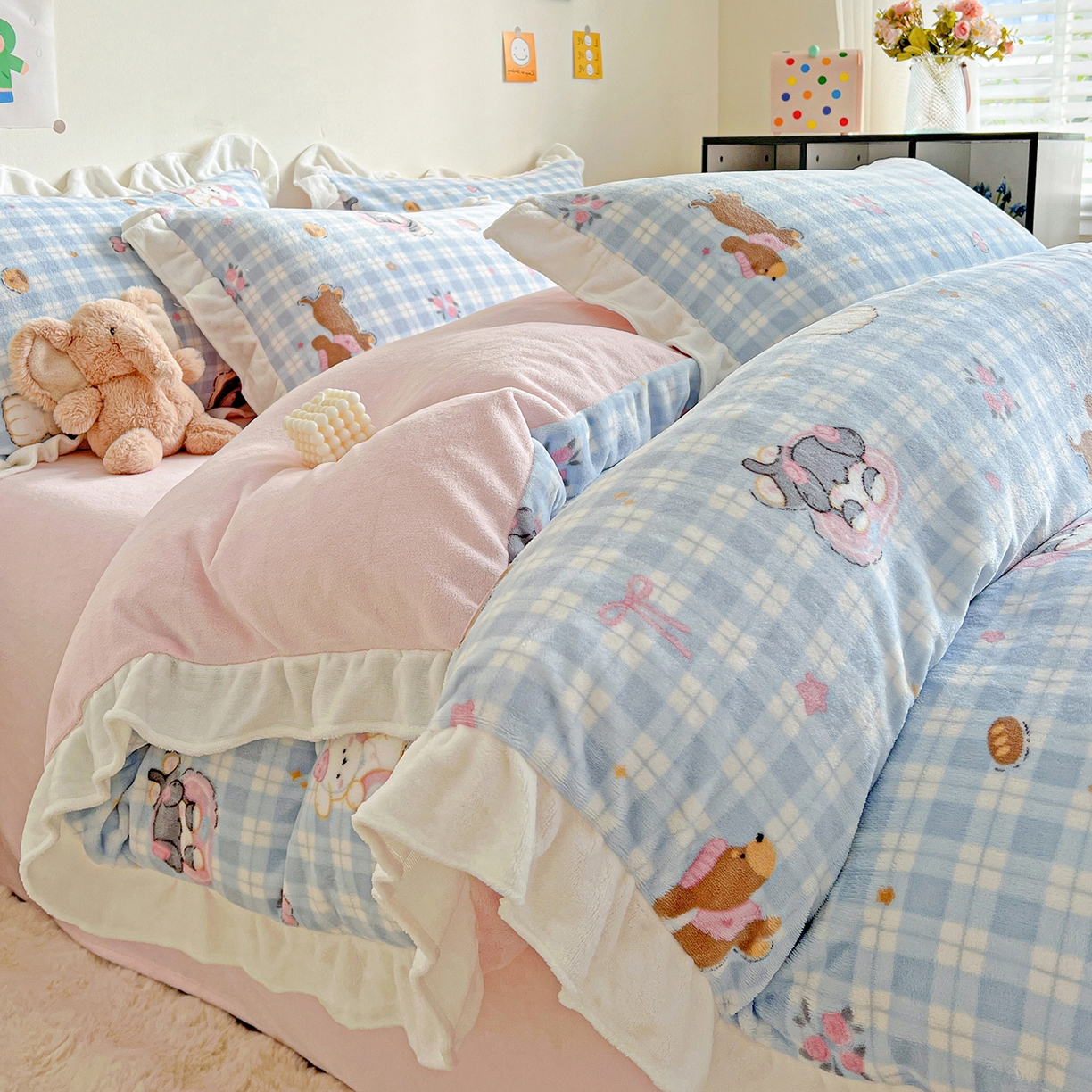 91家纺网 家纺一手货源 找家纺 眷恋家纺 2025新款秋冬新品牛奶绒花边四件套 蓝格猫咪