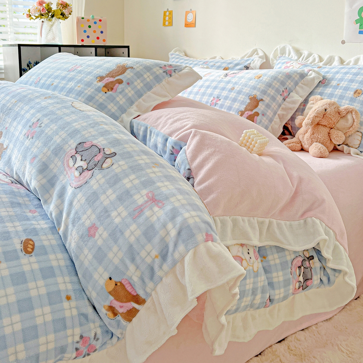 91家纺网 家纺一手货源 找家纺 眷恋家纺 2025新款秋冬新品牛奶绒花边四件套 蓝格猫咪