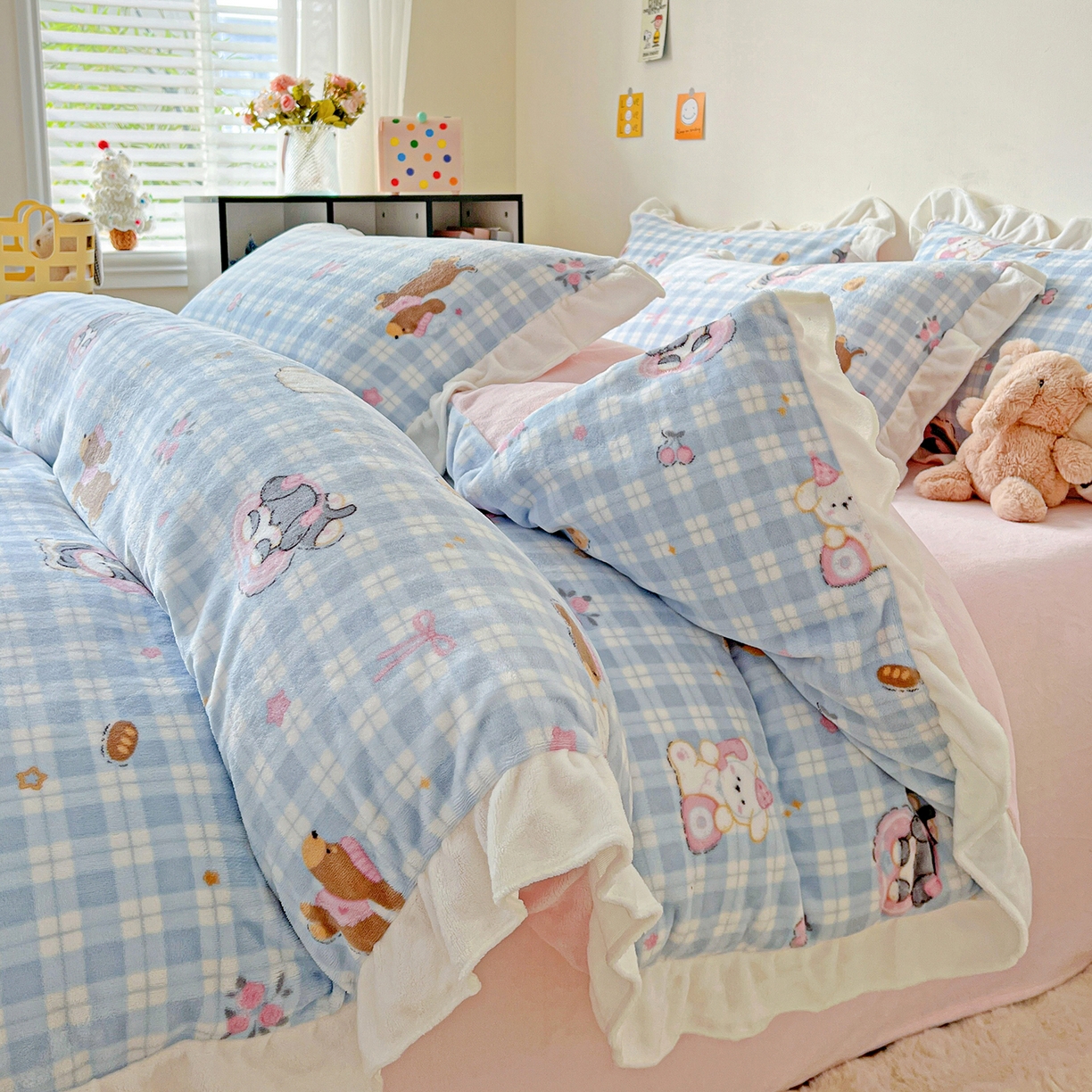 91家纺网 家纺一手货源 找家纺 眷恋家纺 2025新款秋冬新品牛奶绒花边四件套 蓝格猫咪