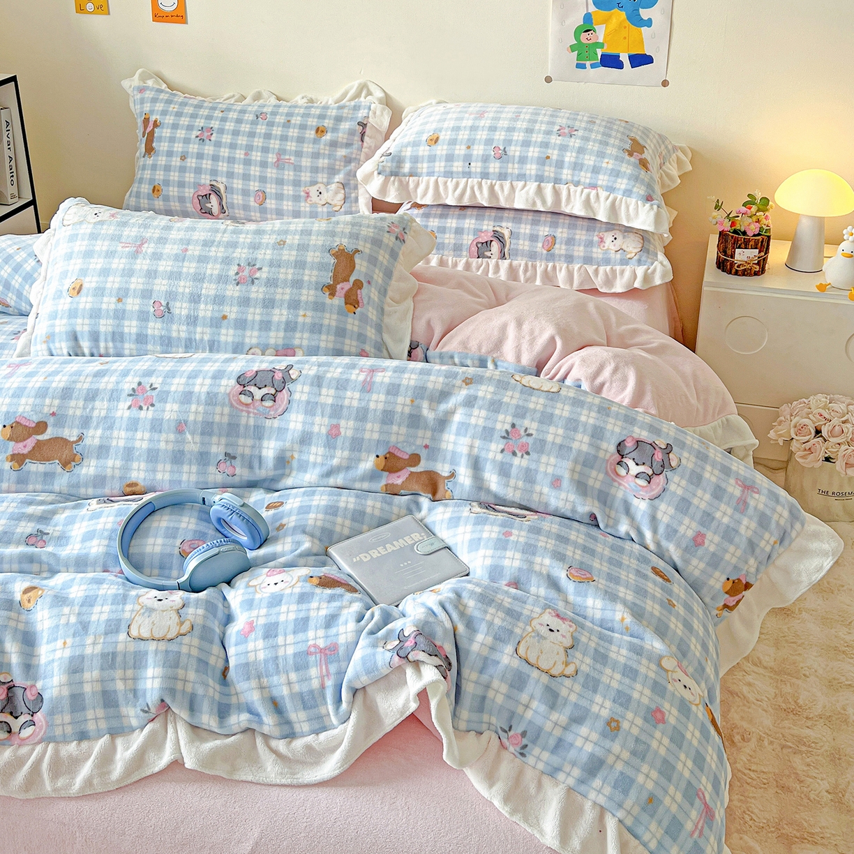 91家纺网 家纺一手货源 找家纺 眷恋家纺 2025新款秋冬新品牛奶绒花边四件套 蓝格猫咪