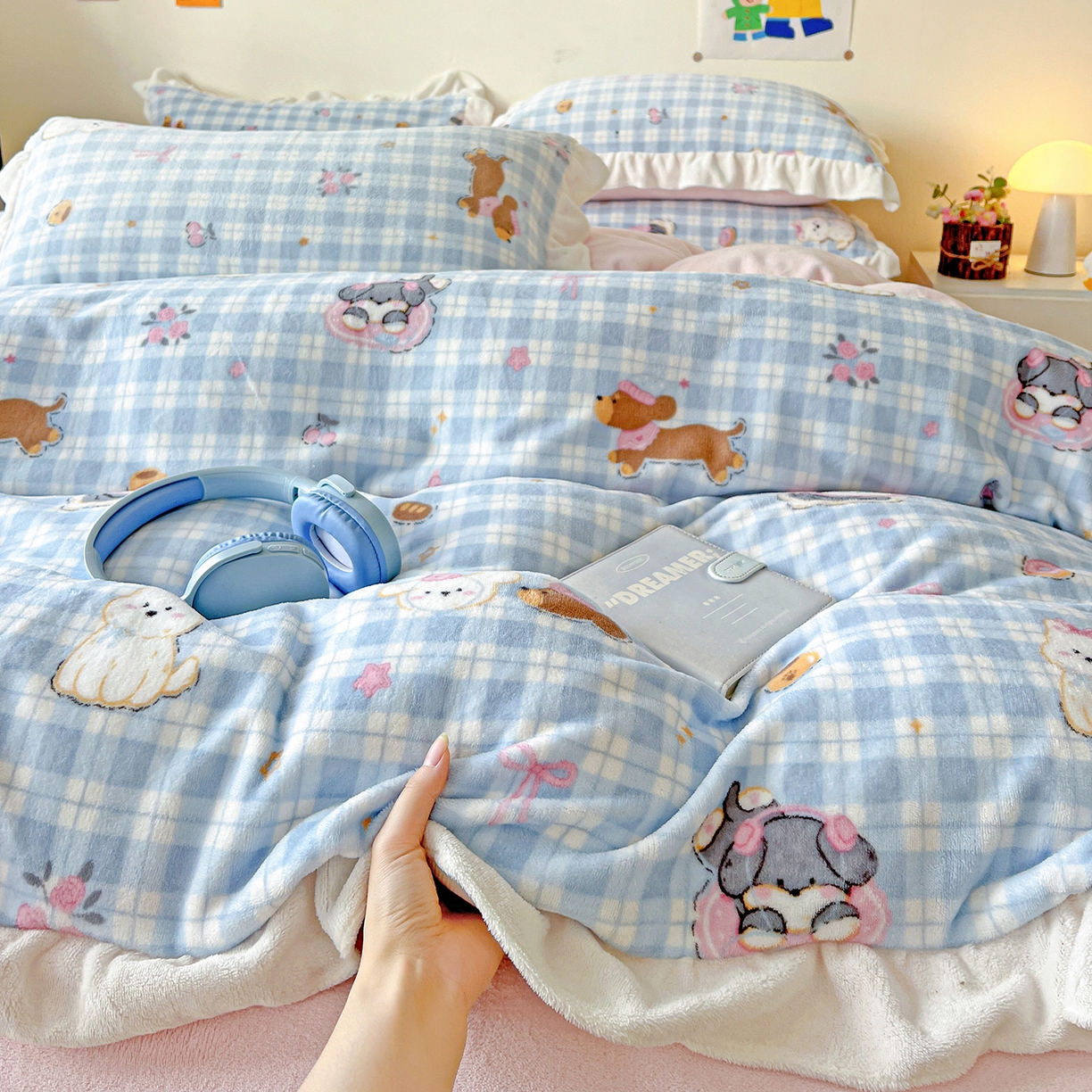 91家纺网 家纺一手货源 找家纺 眷恋家纺 2025新款秋冬新品牛奶绒花边四件套 蓝格猫咪