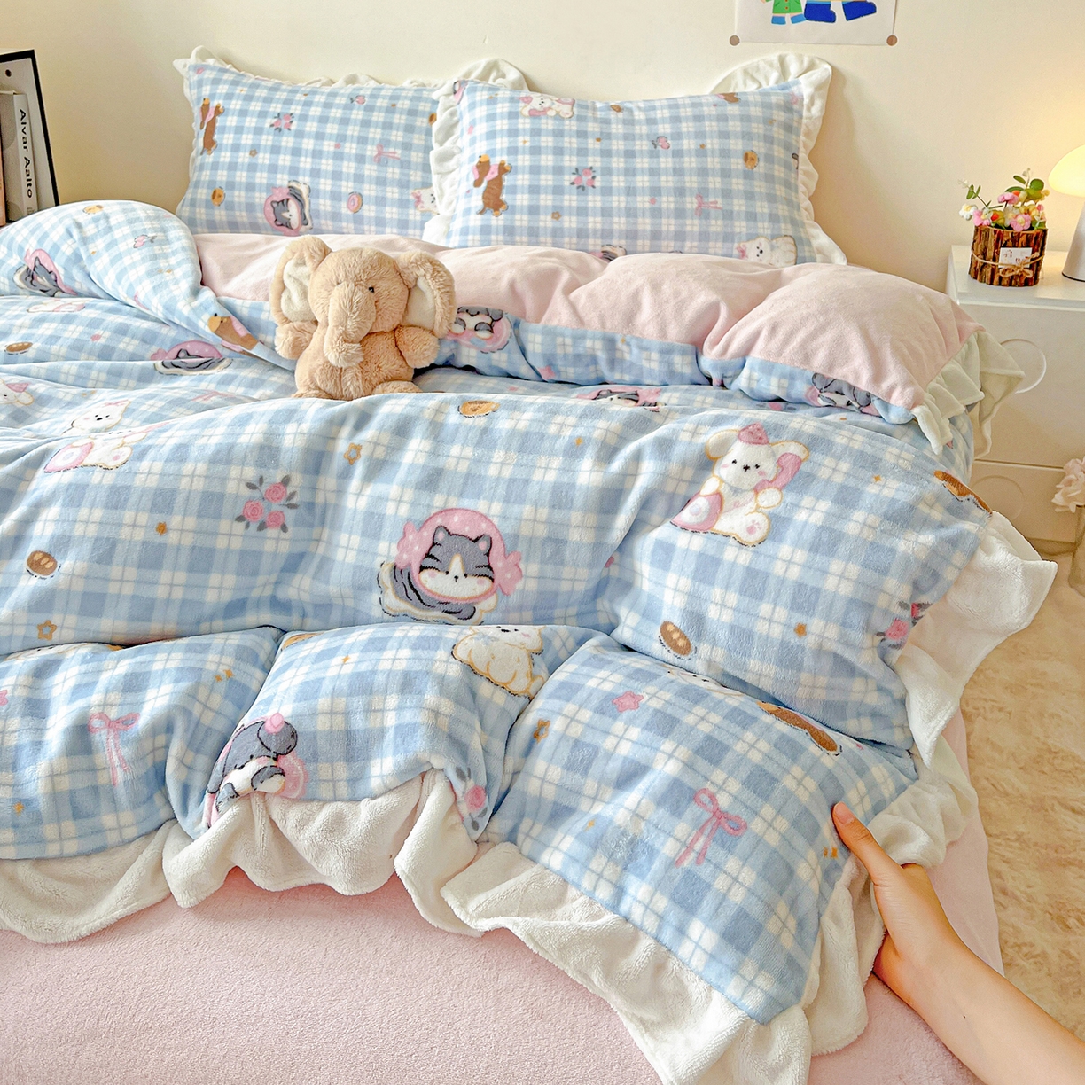 91家纺网 家纺一手货源 找家纺 眷恋家纺 2025新款秋冬新品牛奶绒花边四件套 蓝格猫咪