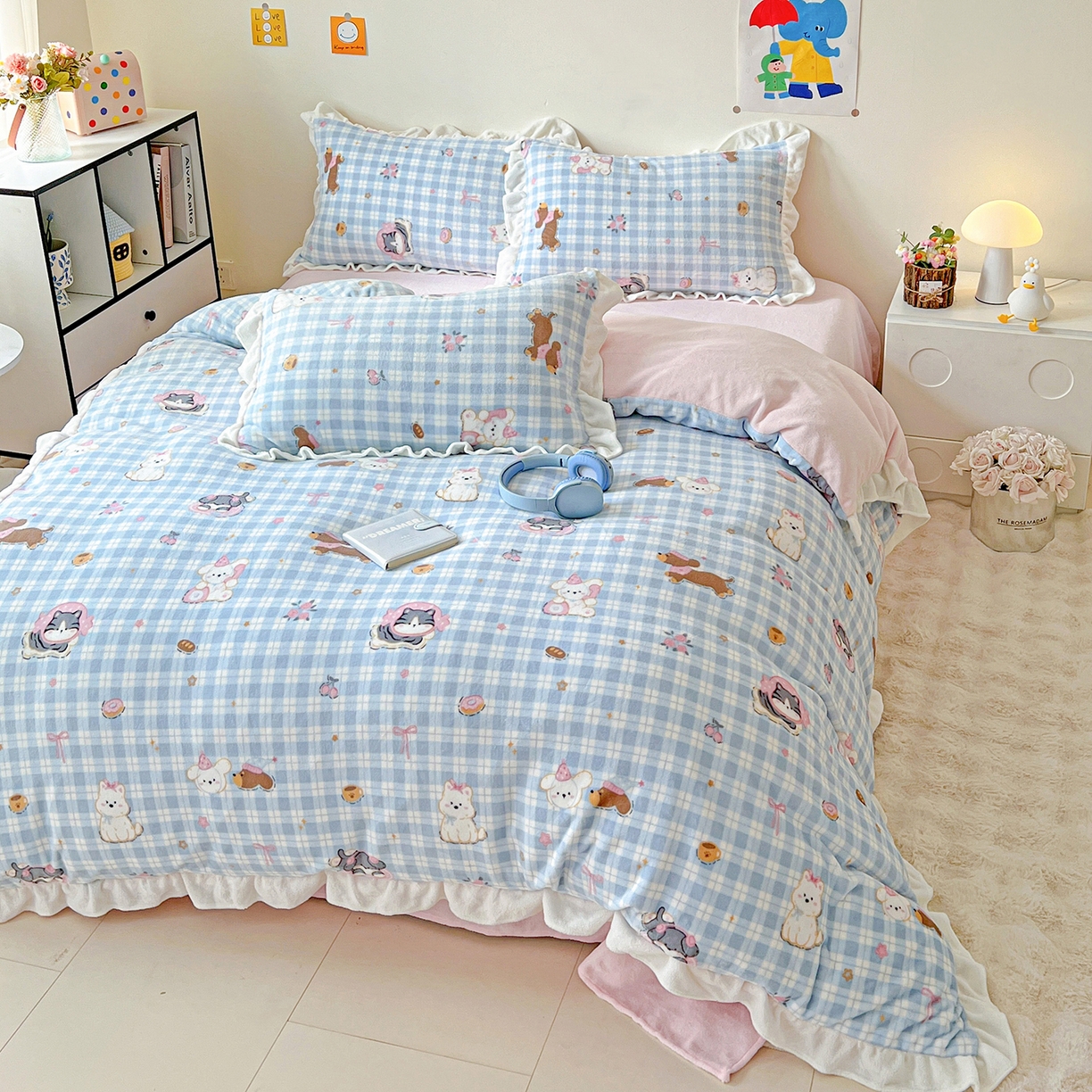 91家纺网 家纺一手货源 找家纺 眷恋家纺 2025新款秋冬新品牛奶绒花边四件套 蓝格猫咪