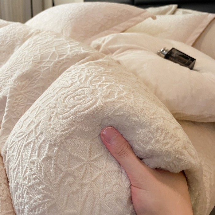 91家纺网 家纺一手货源 找家纺 （总）凯罗 2025新款花卉系列高克重牛奶绒雕花四件套