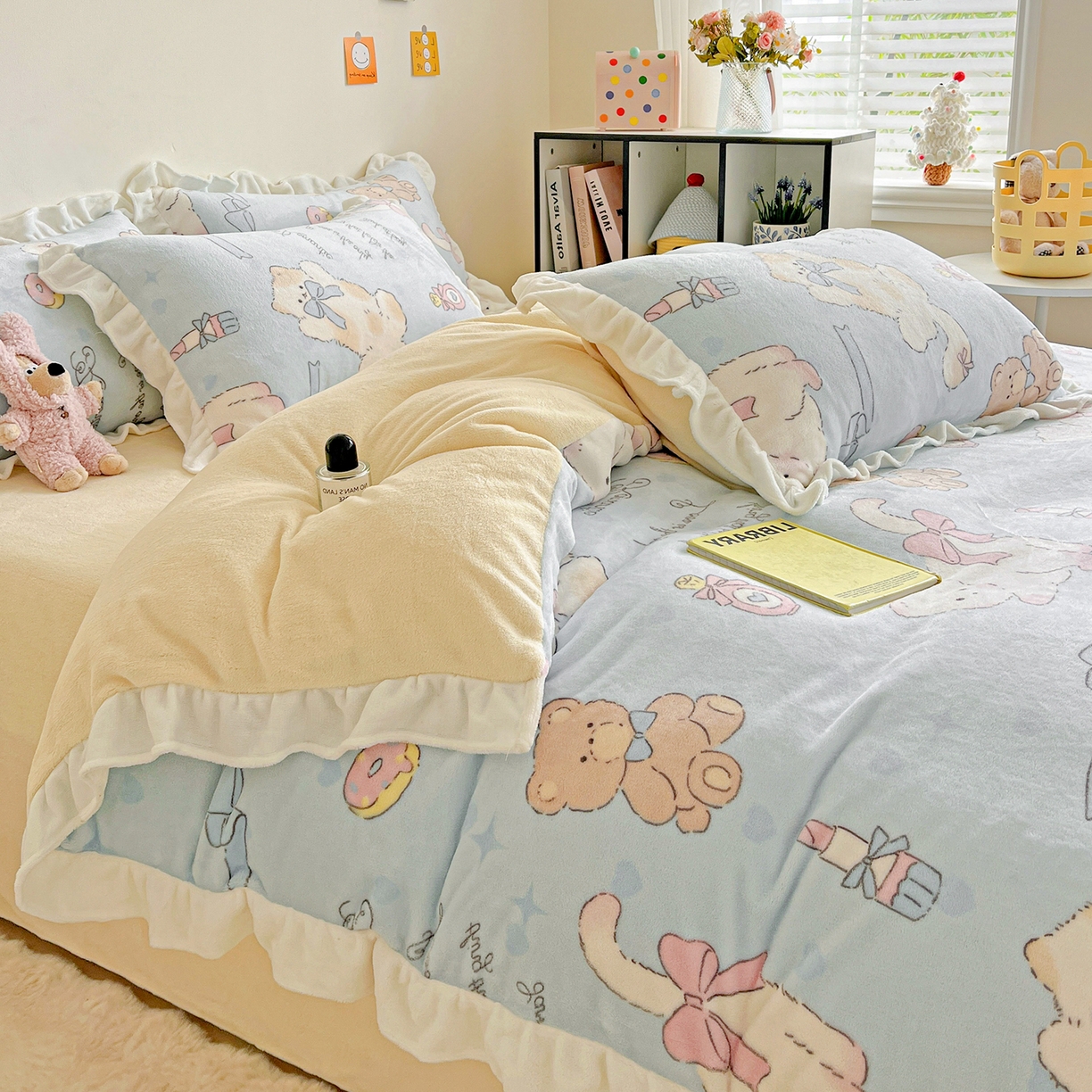 91家纺网 家纺一手货源 找家纺 眷恋家纺 2025新款秋冬新品牛奶绒花边四件套 猫咪与熊