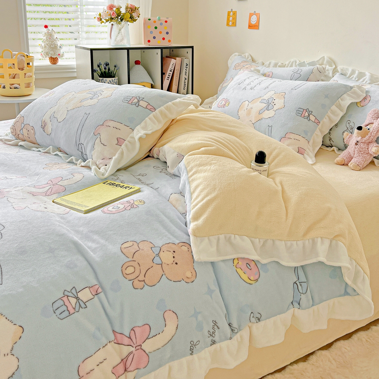 91家纺网 家纺一手货源 找家纺 眷恋家纺 2025新款秋冬新品牛奶绒花边四件套 猫咪与熊