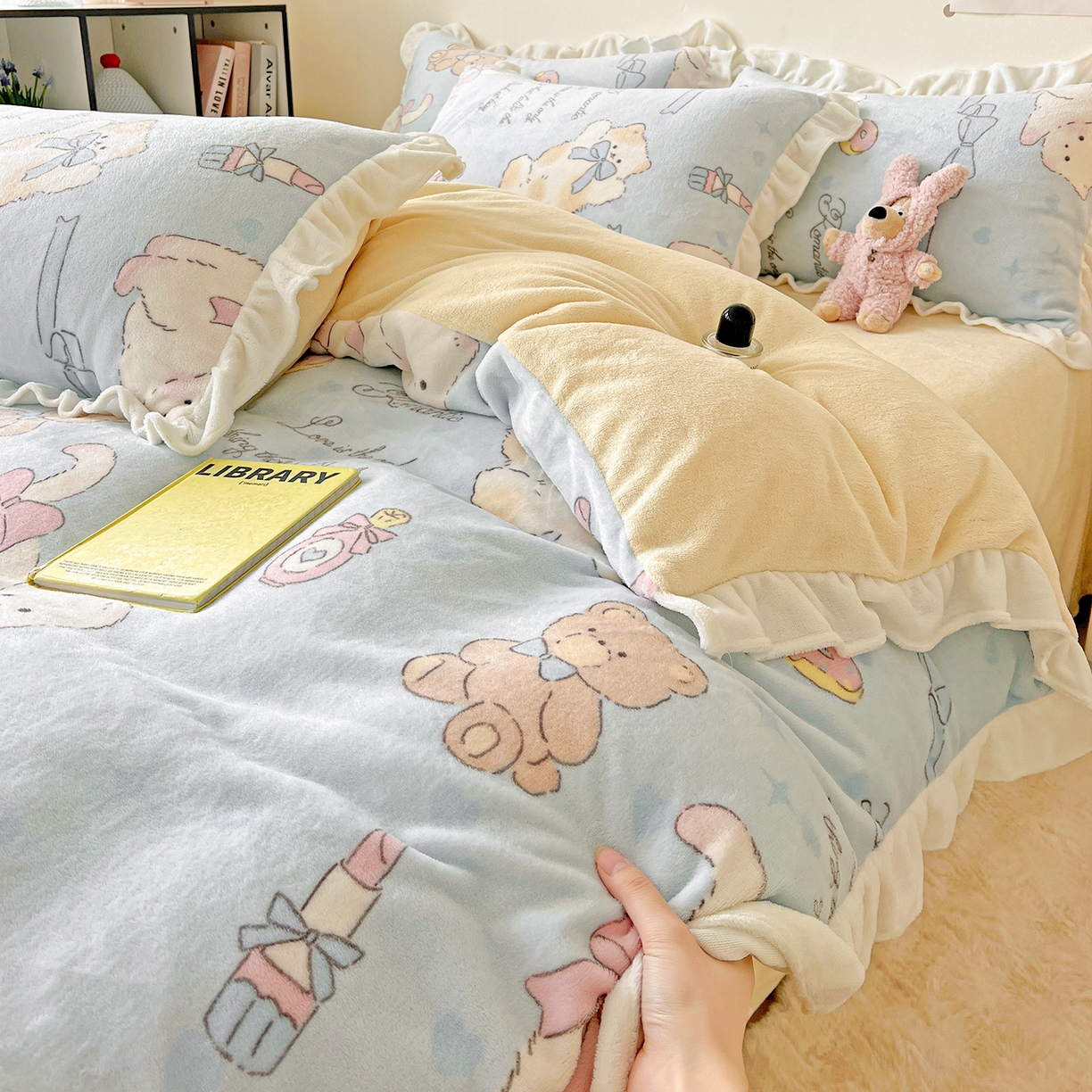 91家纺网 家纺一手货源 找家纺 眷恋家纺 2025新款秋冬新品牛奶绒花边四件套 猫咪与熊