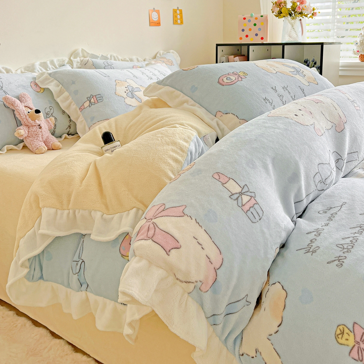 91家纺网 家纺一手货源 找家纺 眷恋家纺 2025新款秋冬新品牛奶绒花边四件套 猫咪与熊