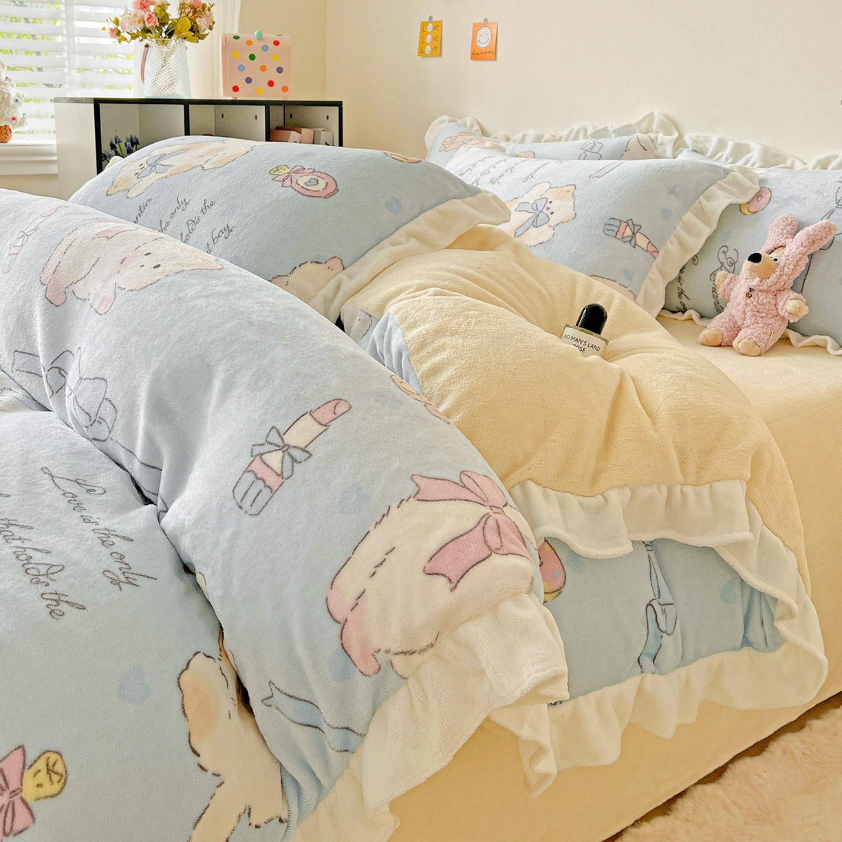 91家纺网 家纺一手货源 找家纺 眷恋家纺 2025新款秋冬新品牛奶绒花边四件套 猫咪与熊