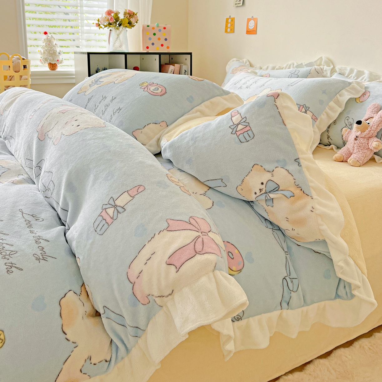 91家纺网 家纺一手货源 找家纺 眷恋家纺 2025新款秋冬新品牛奶绒花边四件套 猫咪与熊