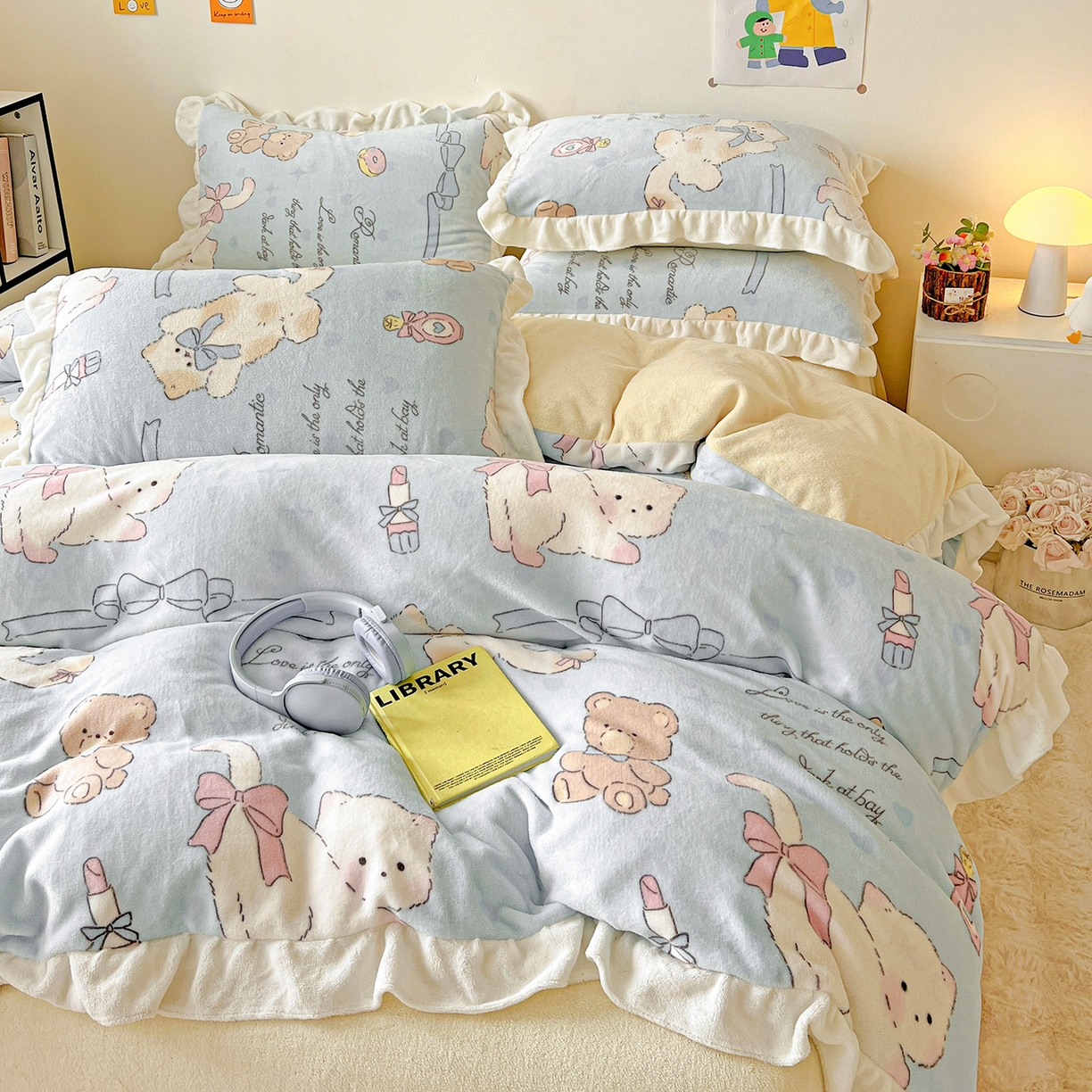 91家纺网 家纺一手货源 找家纺 眷恋家纺 2025新款秋冬新品牛奶绒花边四件套 猫咪与熊