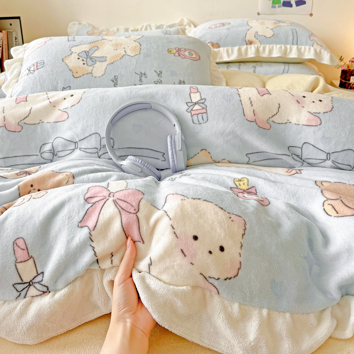 91家纺网 家纺一手货源 找家纺 眷恋家纺 2025新款秋冬新品牛奶绒花边四件套 猫咪与熊