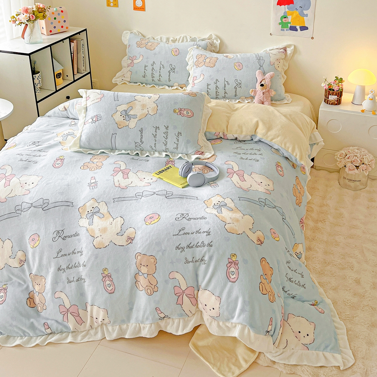 91家纺网 家纺一手货源 找家纺 眷恋家纺 2025新款秋冬新品牛奶绒花边四件套 猫咪与熊