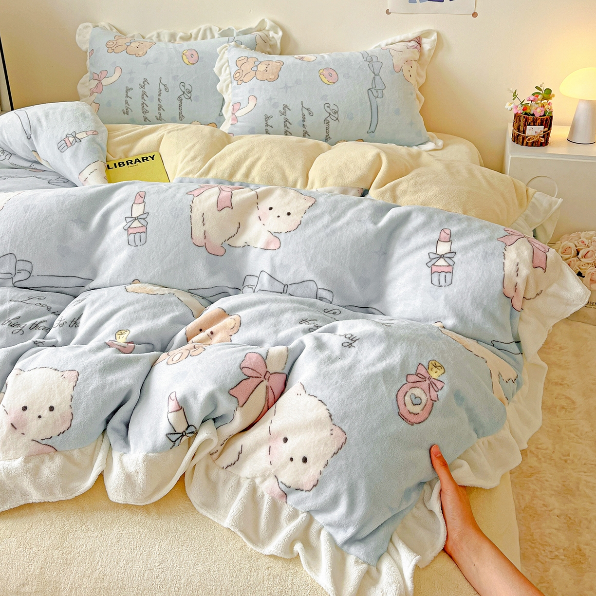 91家纺网 家纺一手货源 找家纺 眷恋家纺 2025新款秋冬新品牛奶绒花边四件套 猫咪与熊