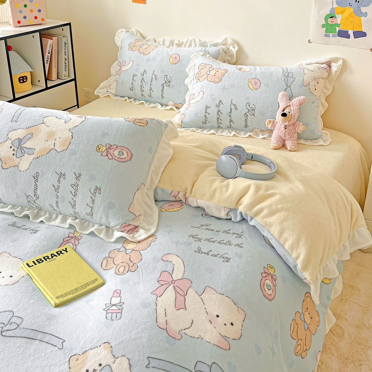 91家纺网 家纺一手货源 找家纺 眷恋家纺 2025新款秋冬新品牛奶绒花边四件套 猫咪与熊