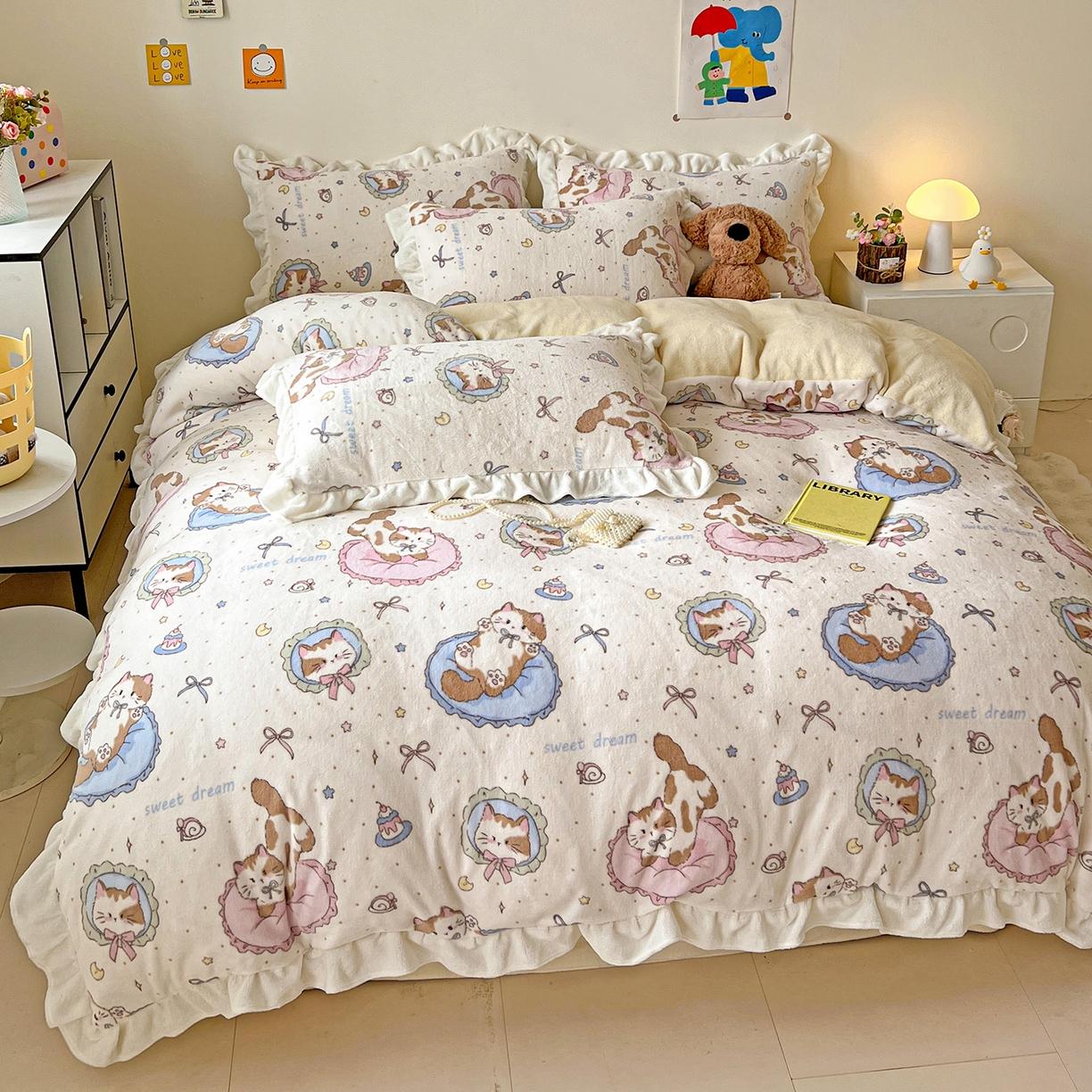 91家纺网 家纺一手货源 找家纺 眷恋家纺 2025新款秋冬新品牛奶绒花边四件套 甜心猫咪