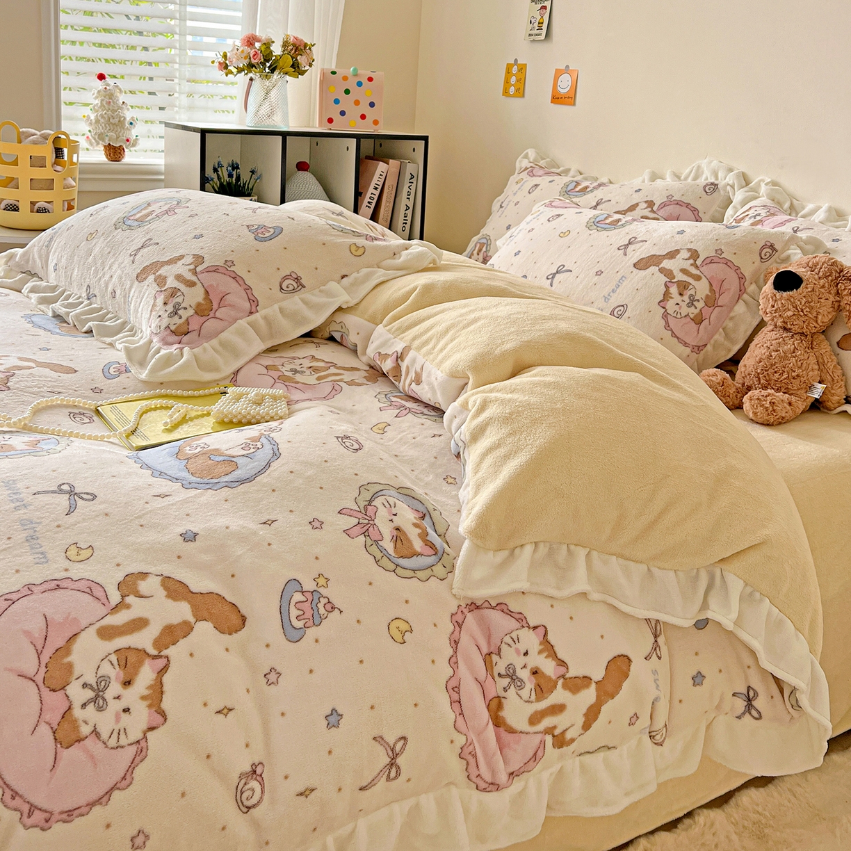 91家纺网 家纺一手货源 找家纺 眷恋家纺 2025新款秋冬新品牛奶绒花边四件套 甜心猫咪