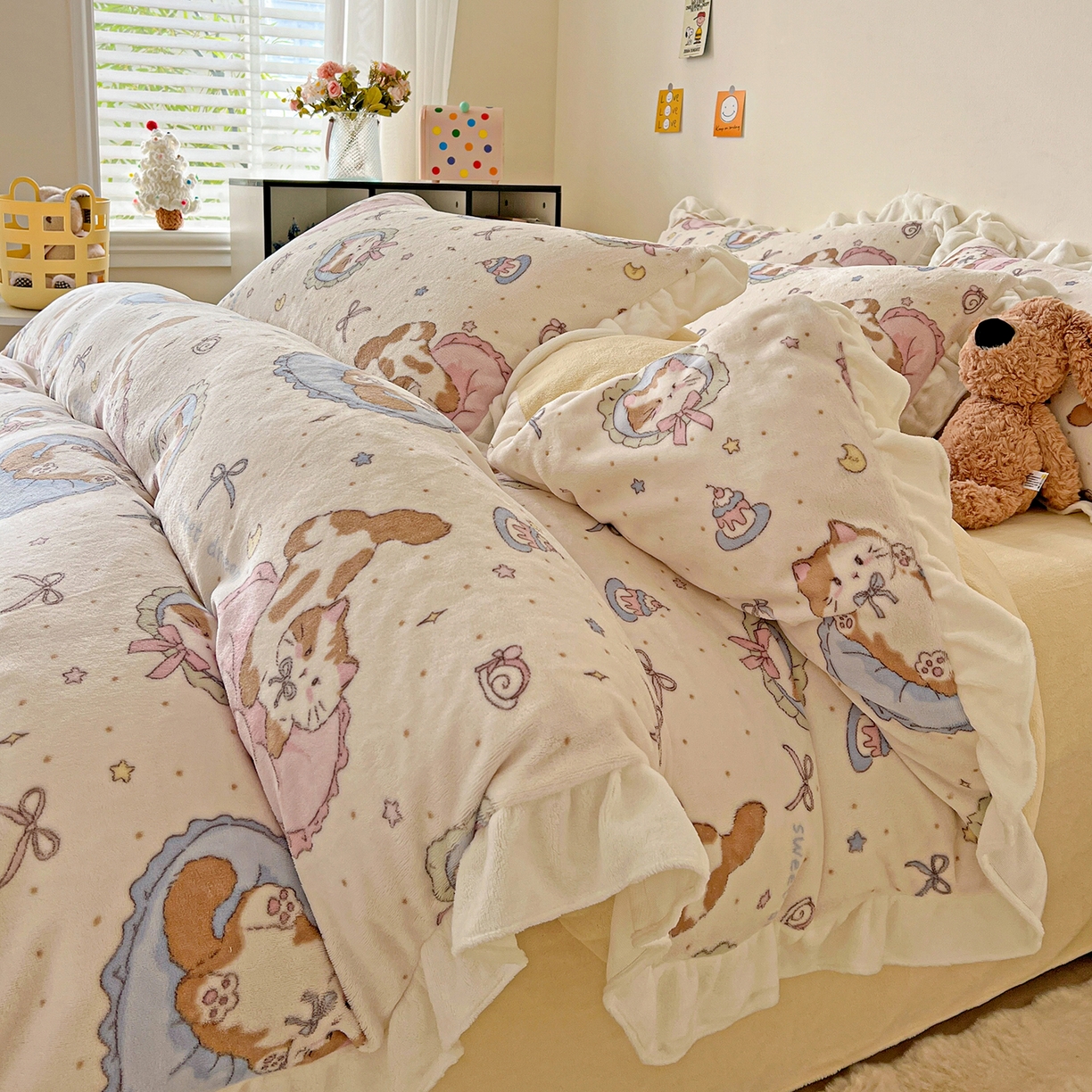 91家纺网 家纺一手货源 找家纺 眷恋家纺 2025新款秋冬新品牛奶绒花边四件套 甜心猫咪