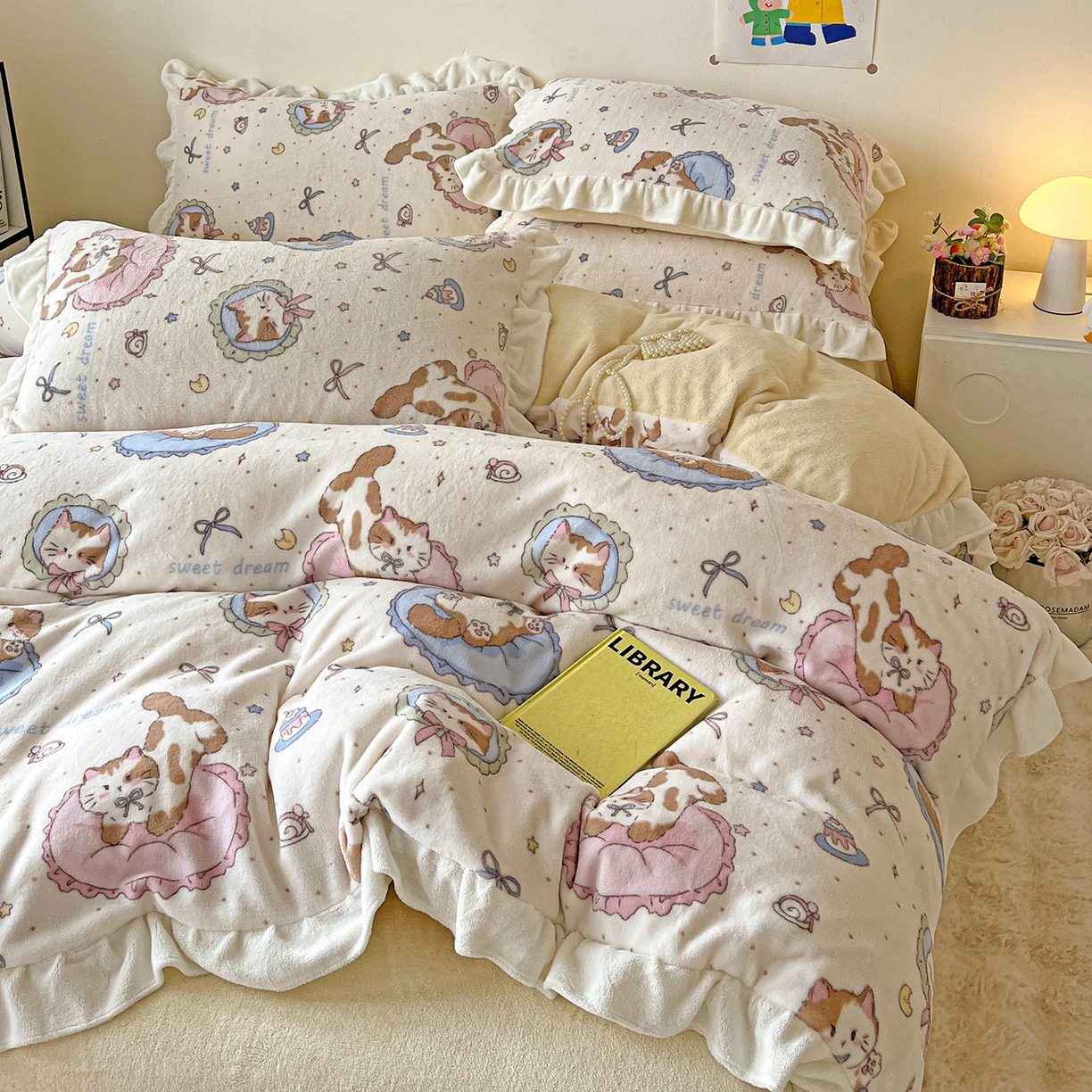 91家纺网 家纺一手货源 找家纺 眷恋家纺 2025新款秋冬新品牛奶绒花边四件套 甜心猫咪