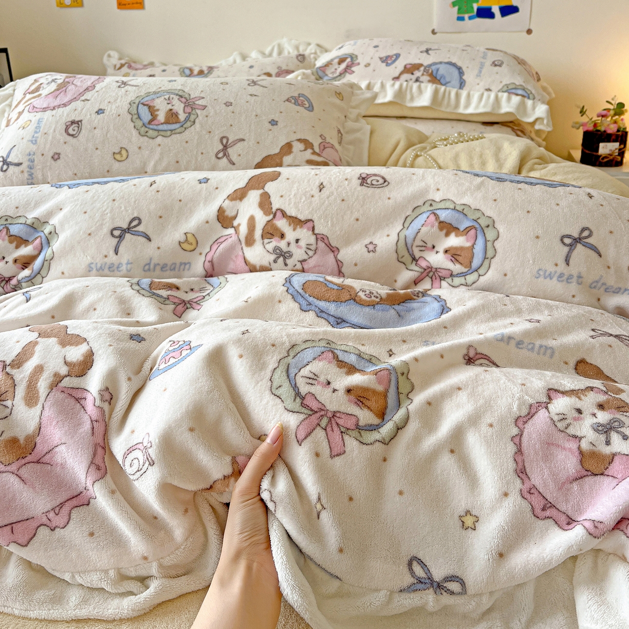 91家纺网 家纺一手货源 找家纺 眷恋家纺 2025新款秋冬新品牛奶绒花边四件套 甜心猫咪