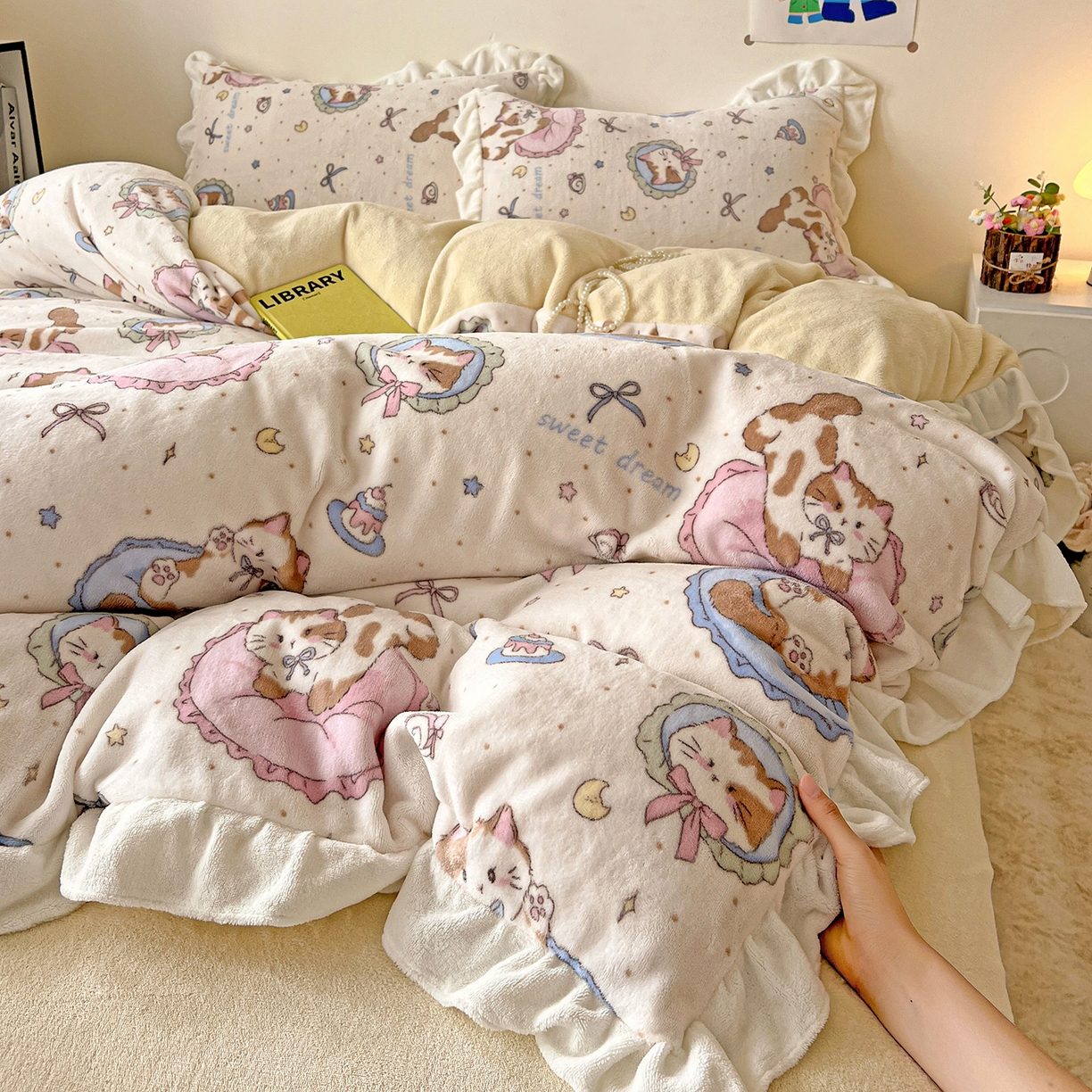 91家纺网 家纺一手货源 找家纺 眷恋家纺 2025新款秋冬新品牛奶绒花边四件套 甜心猫咪