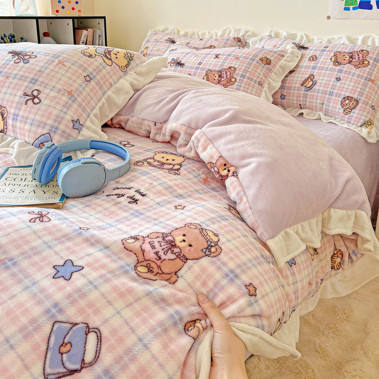 91家纺网 家纺一手货源 找家纺 眷恋家纺 2025新款秋冬新品牛奶绒花边四件套 温馨小熊