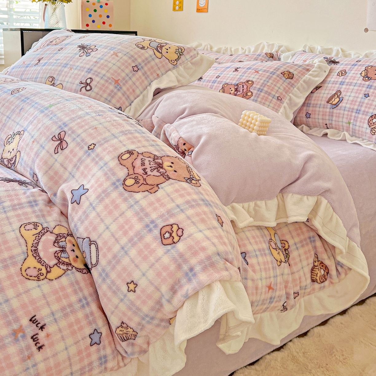 91家纺网 家纺一手货源 找家纺 眷恋家纺 2025新款秋冬新品牛奶绒花边四件套 温馨小熊