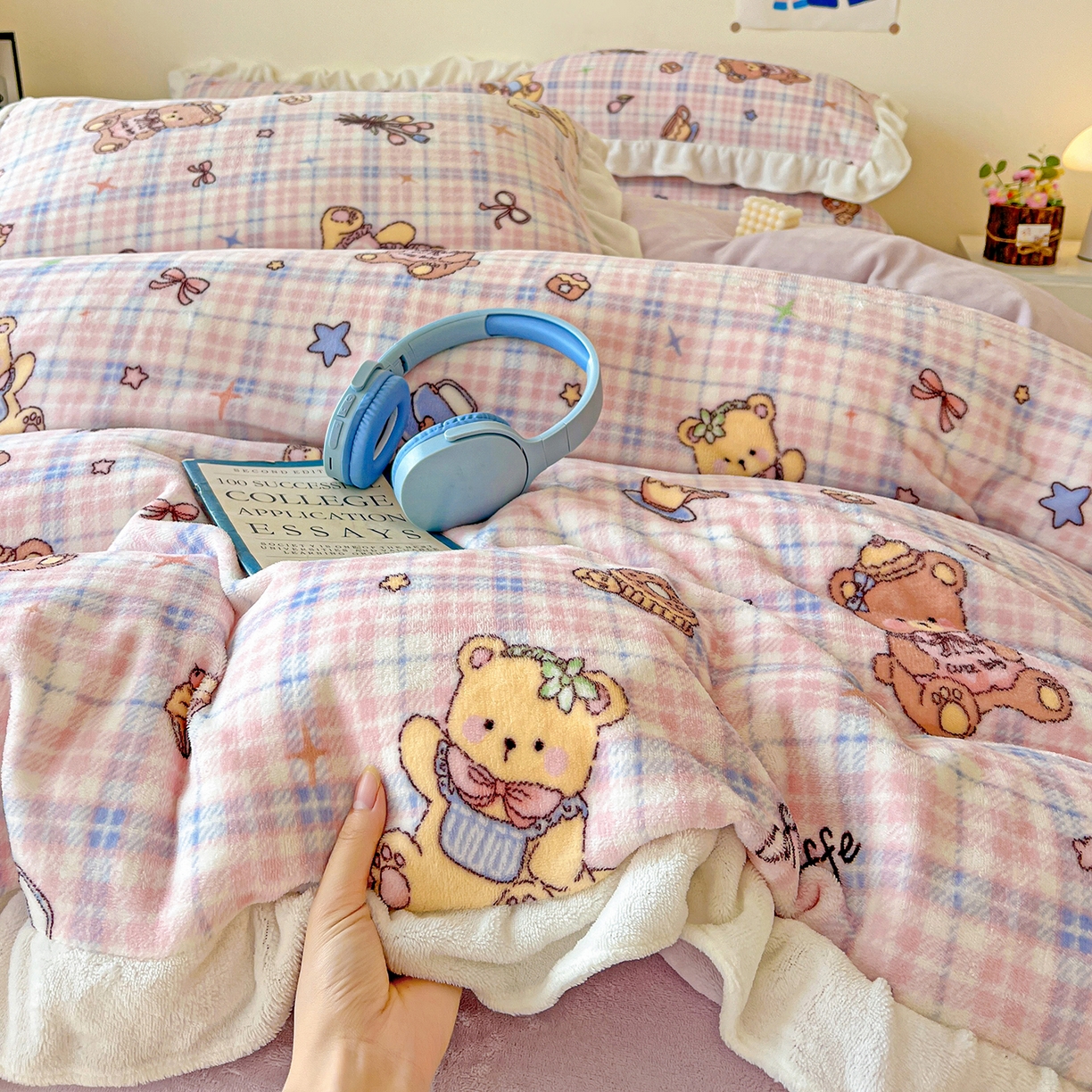 91家纺网 家纺一手货源 找家纺 眷恋家纺 2025新款秋冬新品牛奶绒花边四件套 温馨小熊