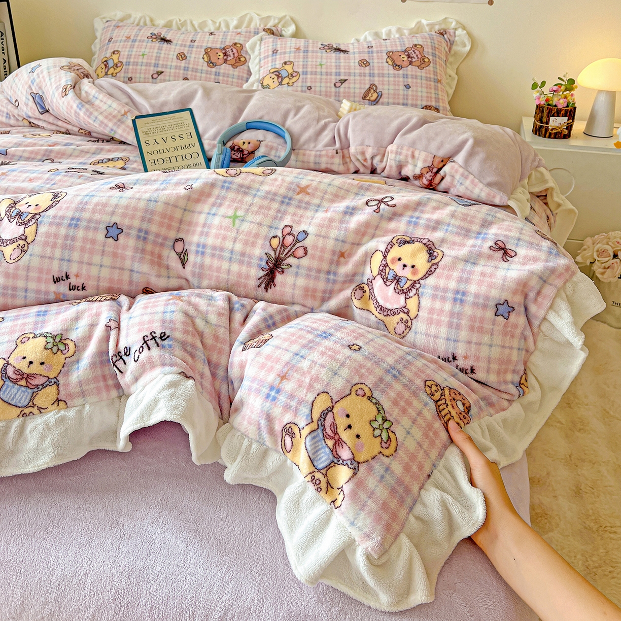 91家纺网 家纺一手货源 找家纺 眷恋家纺 2025新款秋冬新品牛奶绒花边四件套 温馨小熊