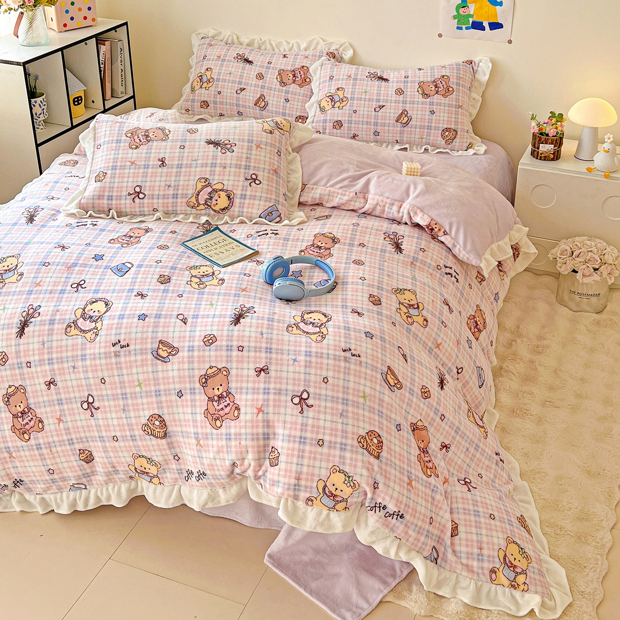 91家纺网 家纺一手货源 找家纺 眷恋家纺 2025新款秋冬新品牛奶绒花边四件套 温馨小熊