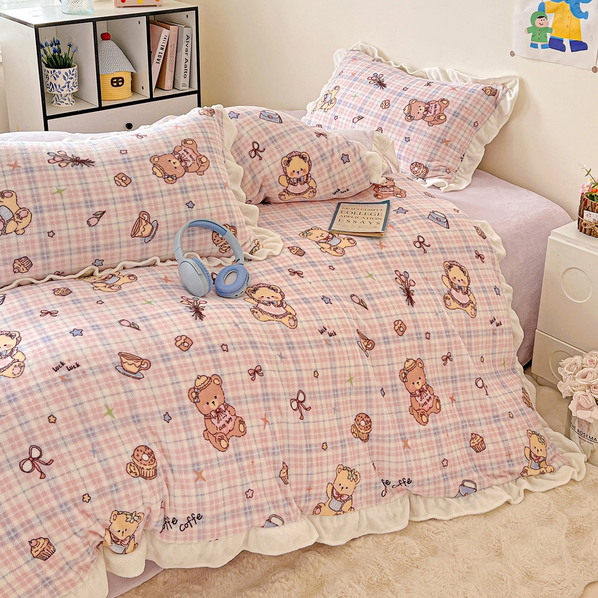 91家纺网 家纺一手货源 找家纺 眷恋家纺 2025新款秋冬新品牛奶绒花边四件套 温馨小熊