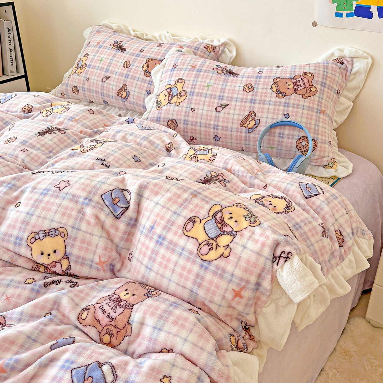 91家纺网 家纺一手货源 找家纺 眷恋家纺 2025新款秋冬新品牛奶绒花边四件套 温馨小熊