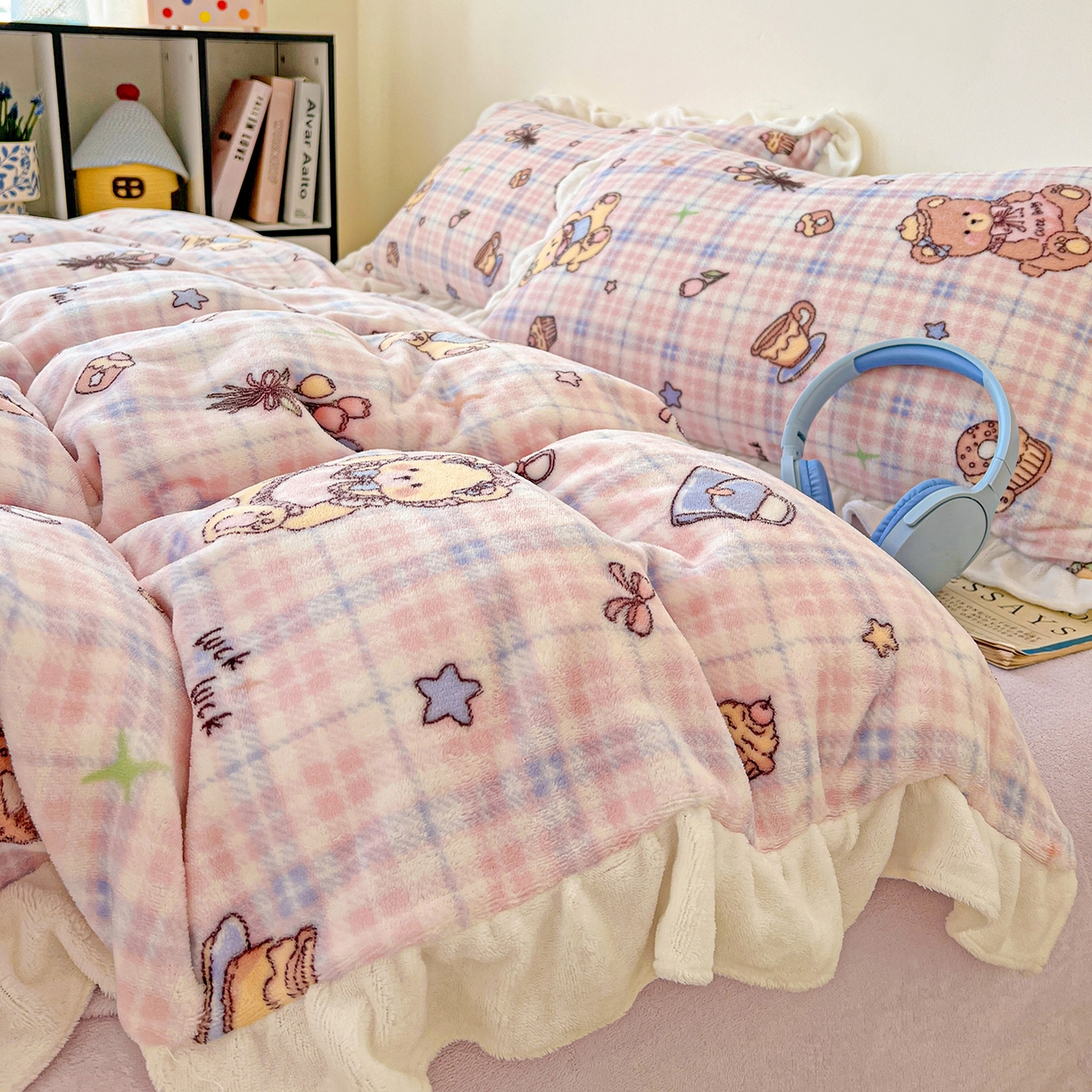 91家纺网 家纺一手货源 找家纺 眷恋家纺 2025新款秋冬新品牛奶绒花边四件套 温馨小熊