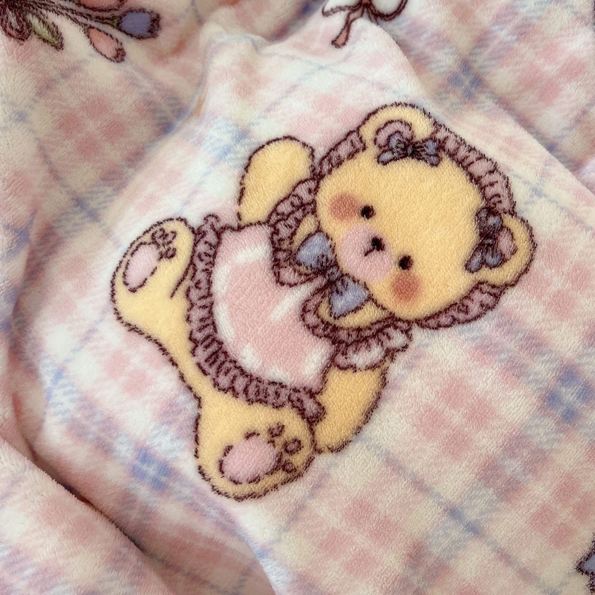 91家纺网 家纺一手货源 找家纺 眷恋家纺 2025新款秋冬新品牛奶绒花边四件套 温馨小熊