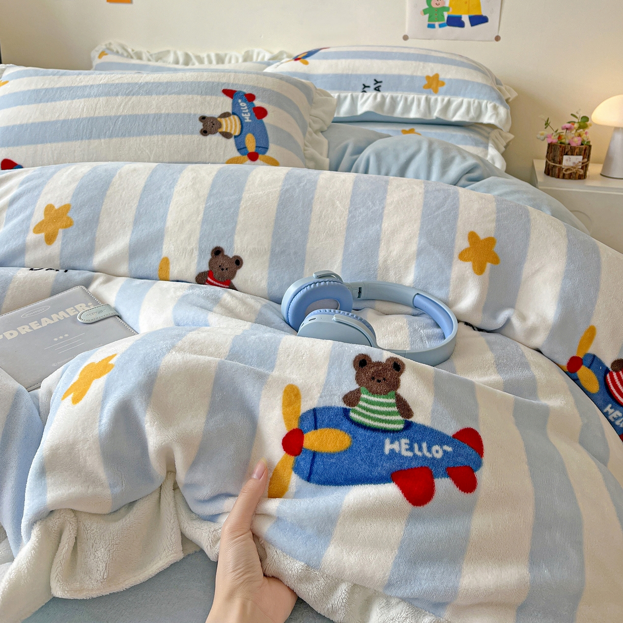 91家纺网 家纺一手货源 找家纺 眷恋家纺 2025新款秋冬新品牛奶绒花边四件套 小飞机